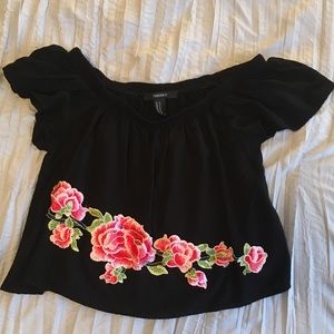 FOREVER 21 black crop ruffle tee with roses